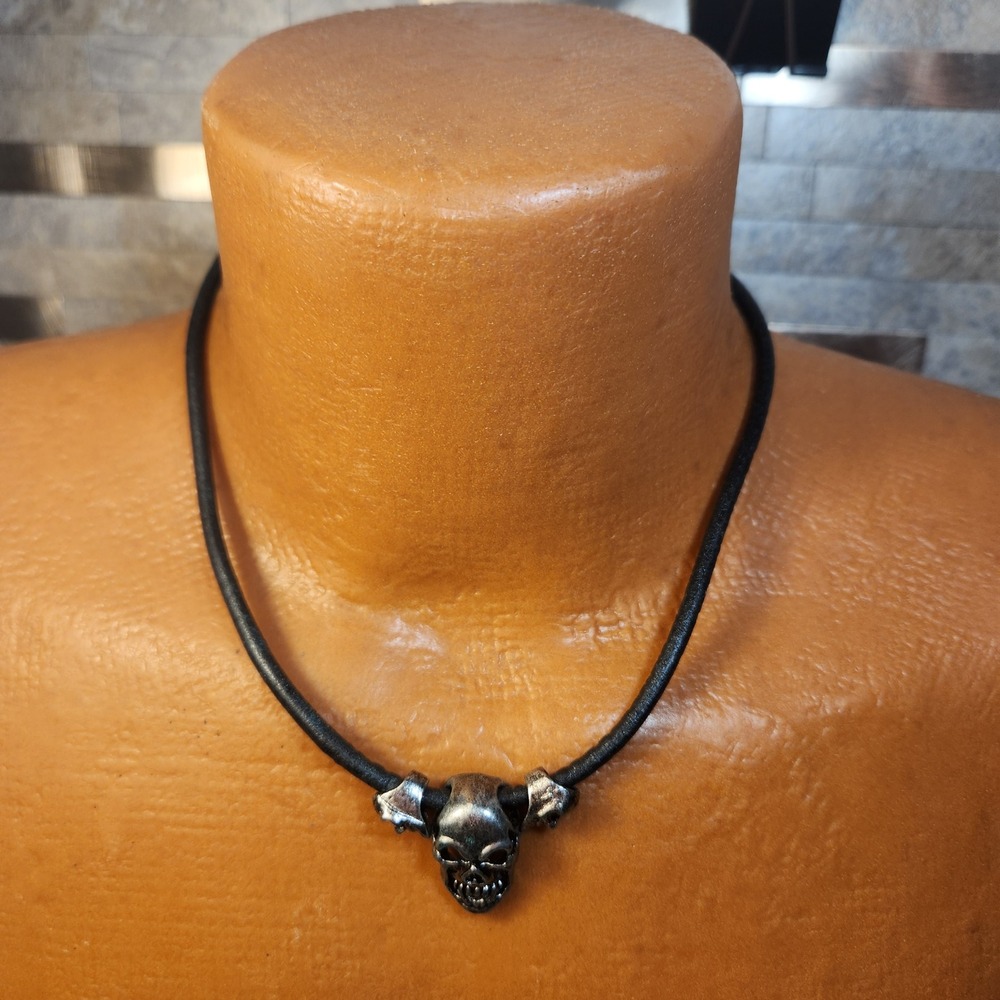 Vtg Gothic Triple Skull Pendant Black Leather Cord Necklace Silver‎ Tone 18in